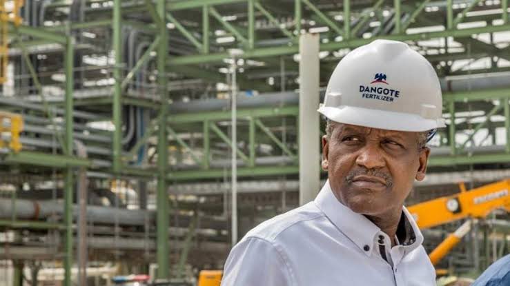 Dangote Refinery has announced the reducing of ex-depot (gantry) price of petrol by N65.00, lowering it from N890 to N825 per litre. This change will take effect on February 27, 2025.