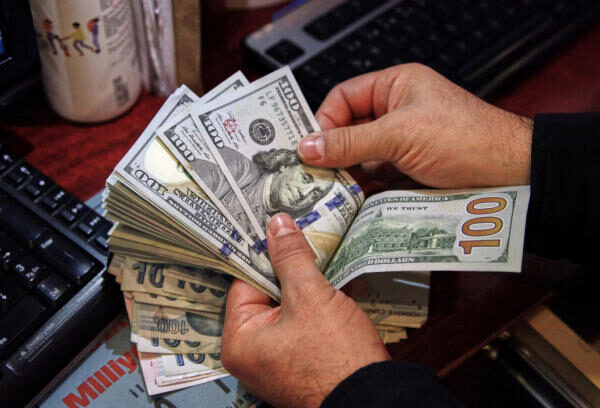 Dollar dips against dong on black market.