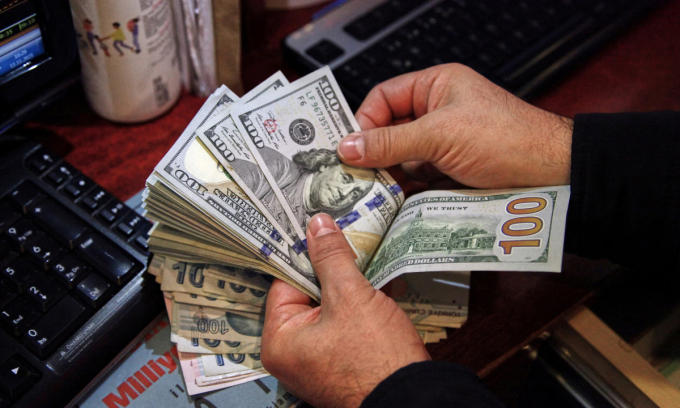 Dollar dips against dong on…
