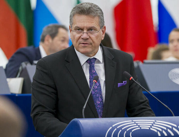 EU trade chief travels to Washington to stop…